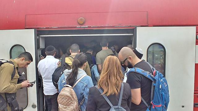 עומסים בתחנת רכבת באשדוד בעקבות עיכוב בקו אשקלון-ת