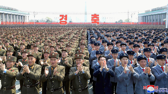 צפון קוריאה פיונגיאנג חגיגה לרגל בחירתו מחדש של קים ג'ונג און למנהיג (צילום: רויטרס)