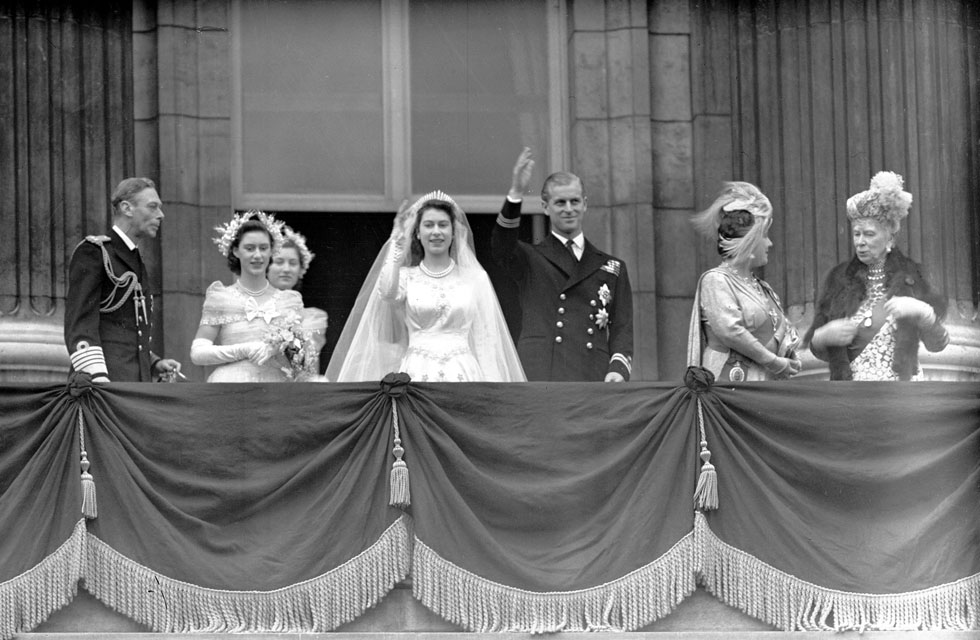 חוגגת את הנישואים לנסיך פיליפ, 1947 (צילום: AP)