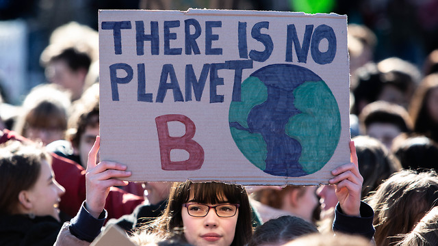הפגנה נגד ההתחממות הגלובלית מהעולם (צילום: EPA)