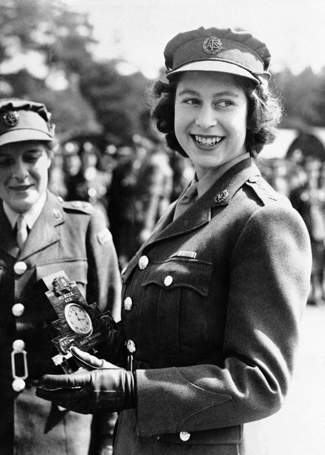 היום היא גם המפקדת העליונה של הצבא הבריטי. אליזבת, אז נסיכה, ב-1945 (צילום: AP)