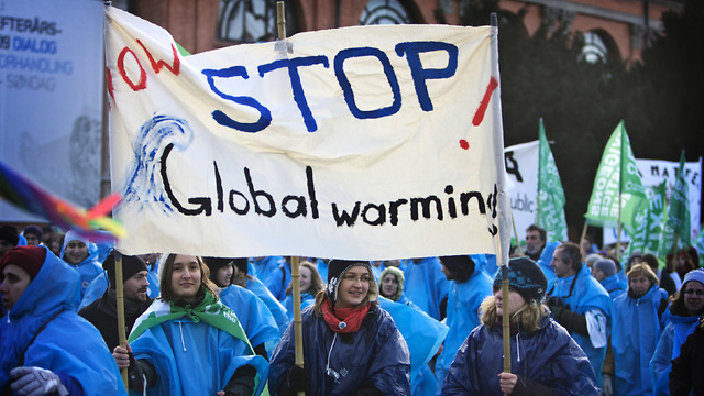 הפגנה נגד ההתחממות הגלובלית כסכנה עולמית (צילום: AP)