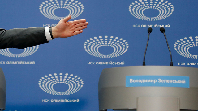 נשיא אוקראינה פטרו פורושנקו לבד ב עימות לקראת סיבוב שני ב בחירות (צילום: AP)