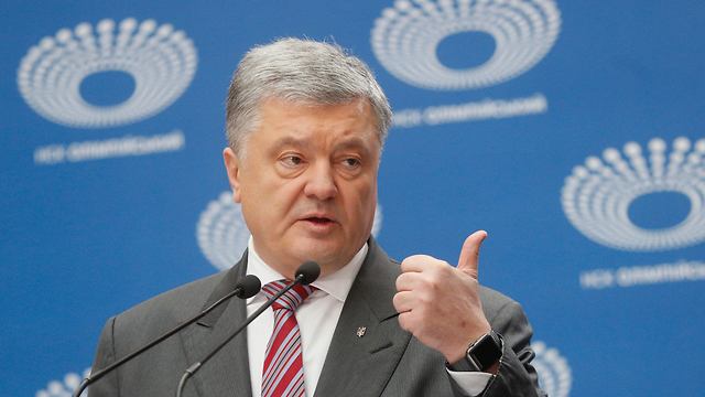 נשיא אוקראינה פטרו פורושנקו לבד ב עימות לקראת סיבוב שני ב בחירות (צילום: EPA)