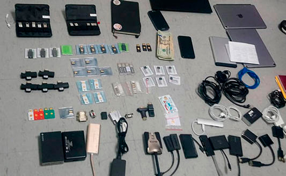 אקוודור פריטים שהוחרמו עם מעצרו של ג'וליאן אסאנג' ב שגרירות ב לונדון (צילום: AP, State Attorney General's Office)