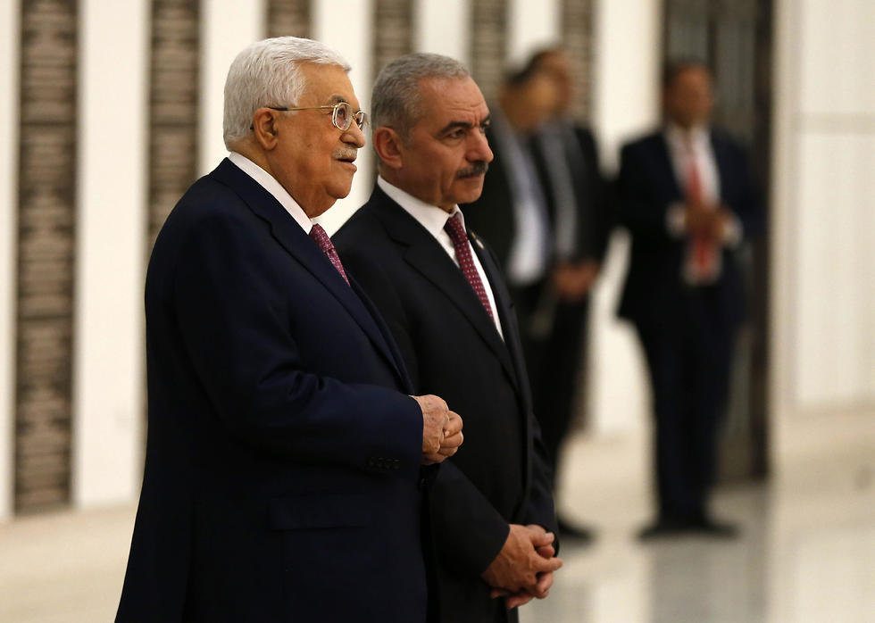Mohammad Shtayyeh with Palestinian President Mahmoud Abbas  (צילום: AFP)