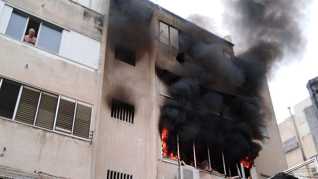 שריפה בבניין בחיפה (צילום: דוברות כבאות והצלה מחוז חוף)