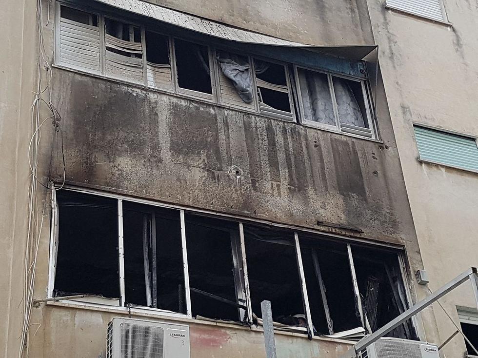 הדירה שנשרפה בחיפה (צילום: עידו ארז)