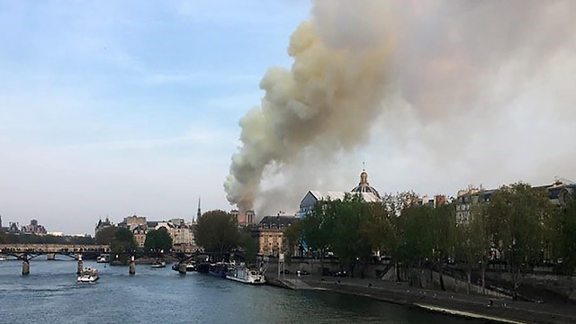 שריפה כנסיית נוטרדאם פריז צרפת (צילום: AFP)