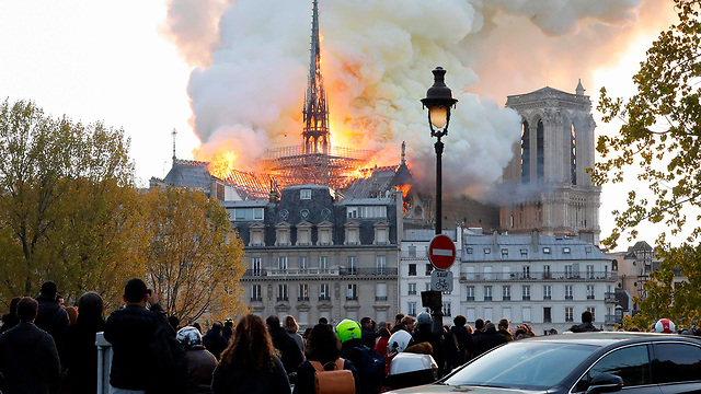 שריפה קתדרלה נוטרדאם פריז צרפת (צילום: AFP)