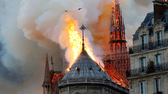 Собор объят пламенем. Фото: AFP