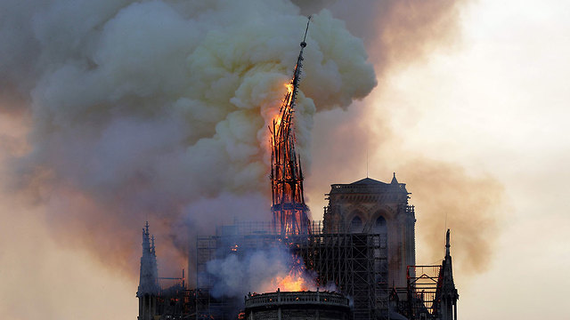 שריפה קתדרלה נוטרדאם פריז צרפת (צילום: AFP)