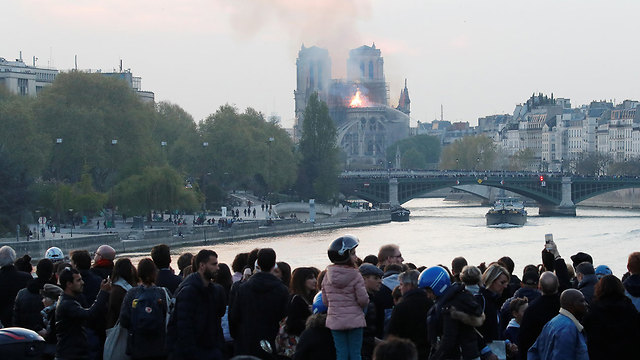 שריפה קתדרלה נוטרדאם פריז צרפת (צילום: רויטרס)