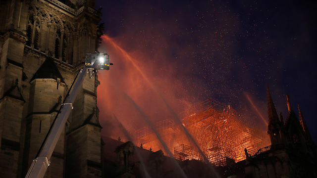 שריפה קתדרלה נוטרדאם פריז צרפת (צילום: רויטרס)