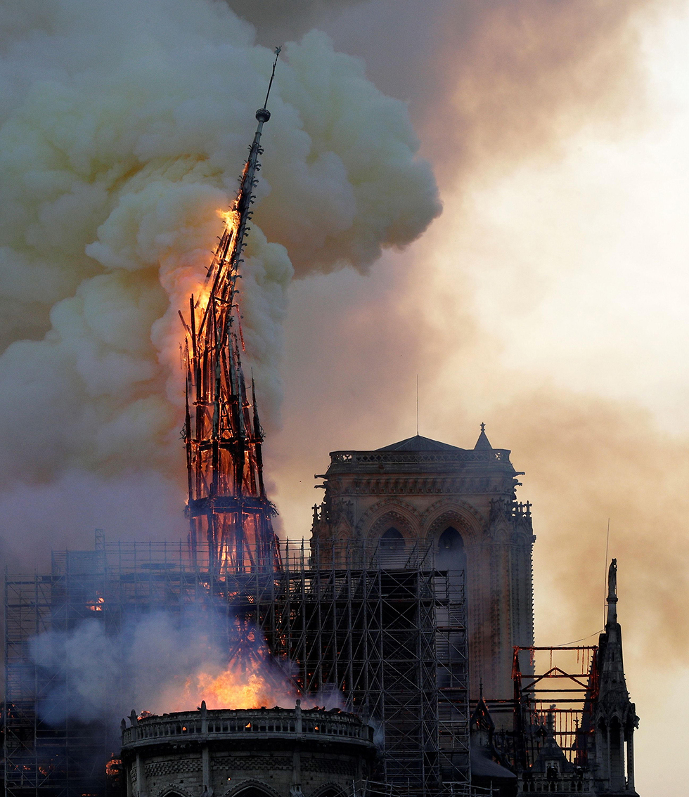 96-метровый шпиль, изготовленный из дуба, сгорел за час. Фото: AFP