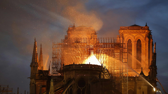 Собор горит. Фото: AFP