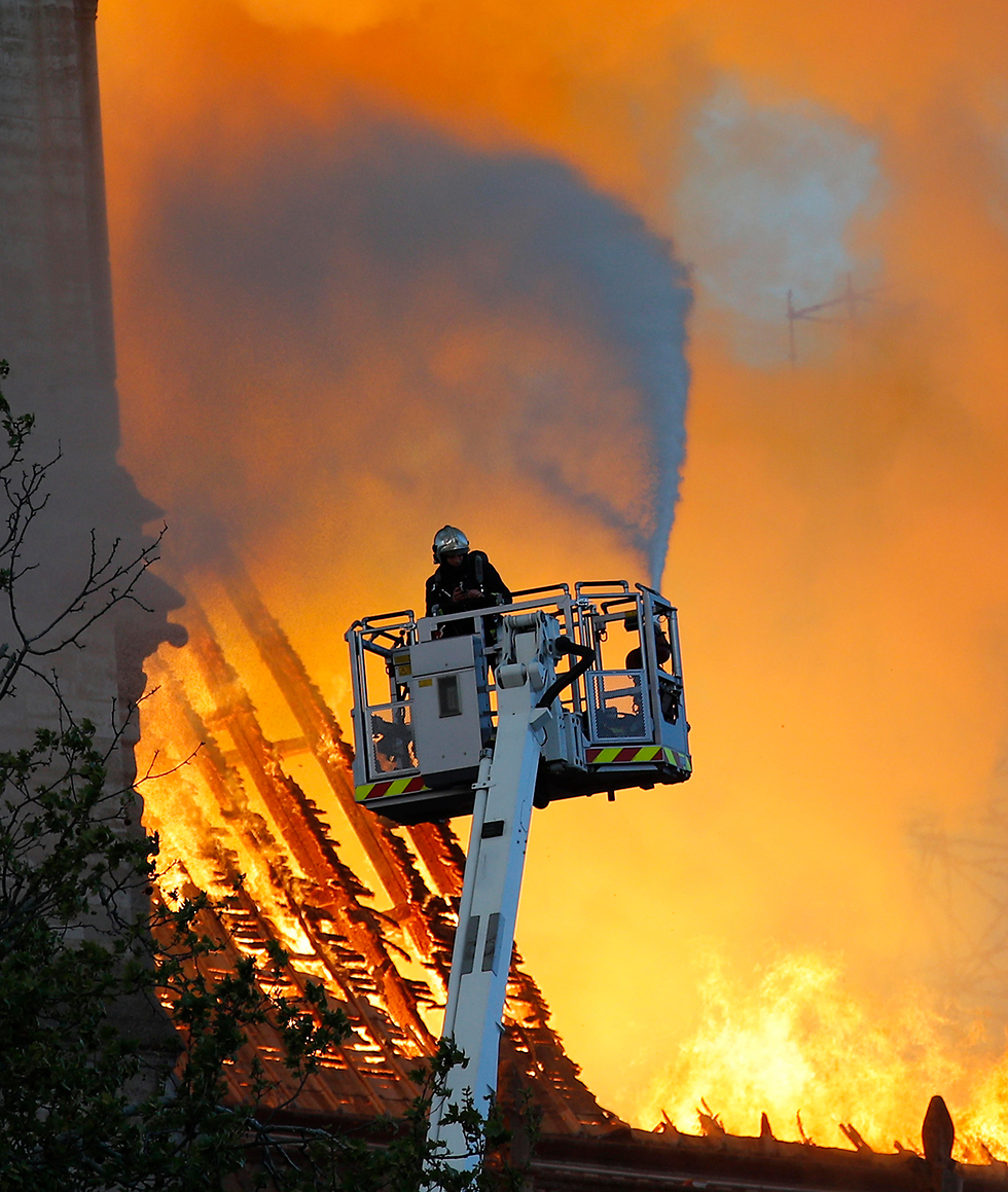 שריפה קתדרלה נוטרדאם פריז צרפת (צילום: AP)