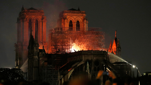 שריפה קתדרלה נוטרדאם פריז צרפת (צילום: AP)