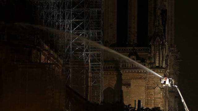 שריפה בקתדרלת נוטרדאם (צילום: AFP)
