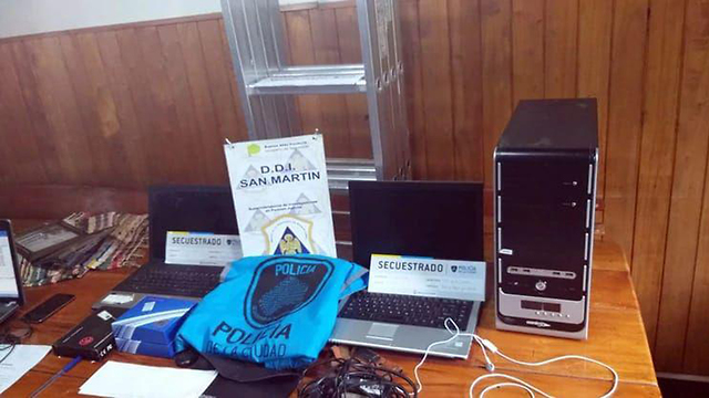 Компьютеры и полицейская форма, конфискованные в доме "Коко". Фото: полиция Буэнос-Айреса
