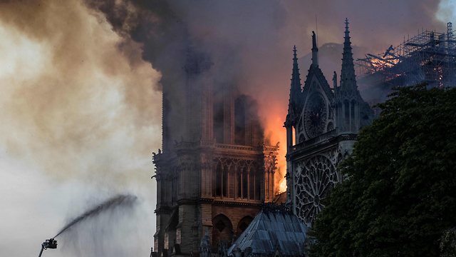 שריפה בקתדרלת נוטרדאם (צילום: AFP)