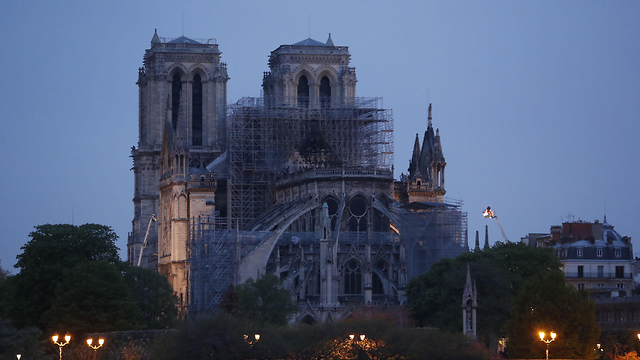 שריפה בקתדרלת נוטרדאם הבוקר שאחרי (צילום: AFP)