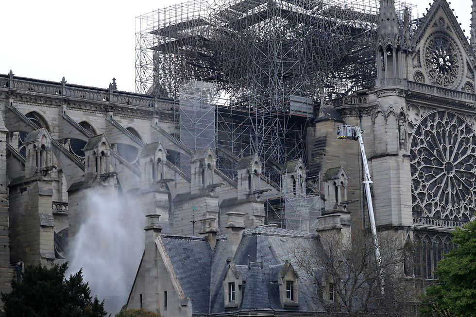 שריפה בקתדרלת נוטרדאם הבוקר שאחרי (צילום: רויטרס)