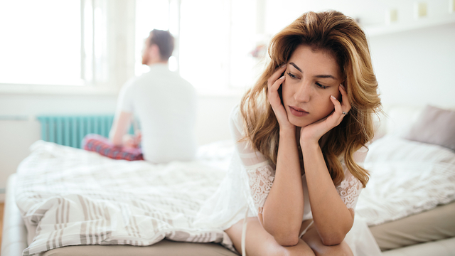 אישה מאוכזבת מבן זוגה אילוסטרציה (צילום: Shutterstock)