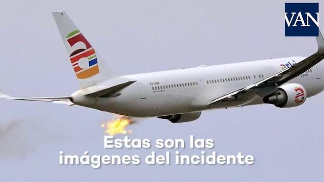 Самолет с горящим двигателем. Фото: La Vanguardia