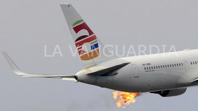Самолет с горящим двигателем. Фото: Eugeni Reguill