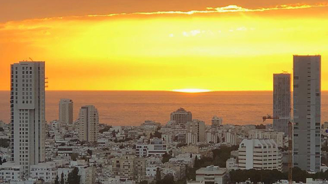 שקיעה מעל רמת גן ותל אביב (צילום: איילה טל לשם)