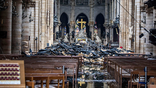 נזקי ה שריפה קתדרלה נוטרדאם פריז צרפת (צילום: AP)