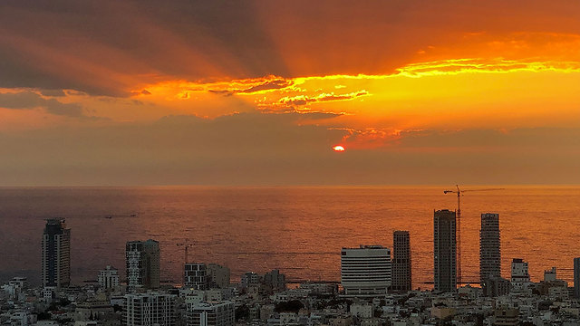 שקיעה בתל אביב (צילום: Corinne Bitton )