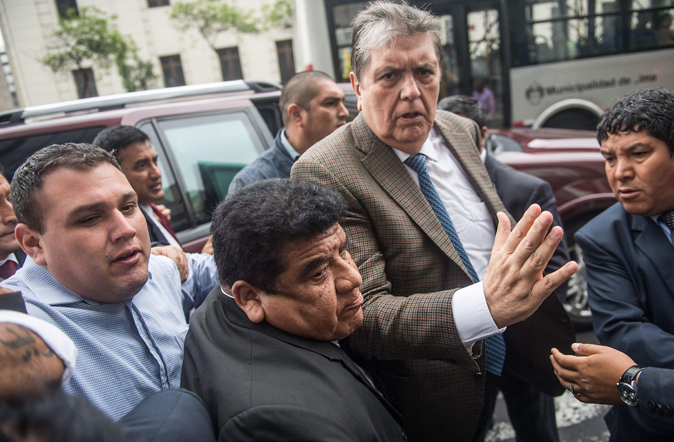 נשיא פרו לשעבר אלן גרסיה ירה בעצמו בעת מעצרו (צילום: AFP)