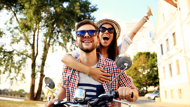 אילוסטרציה של זוג בחופשה (צילום: Shutterstock)