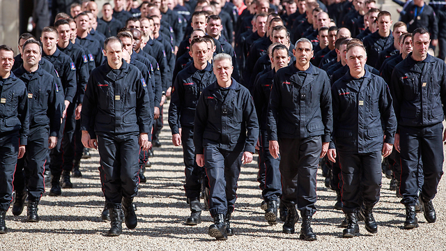 חטיבת מכבי האש של פריז מקשיבים לנאומו של נשיא צרפת, עמנואל מקרון (צילום: EPA)