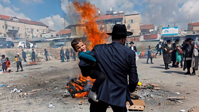 Burning chamtez (leavened produce) in Jerusalem (Photo: AFP)