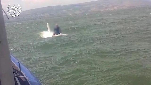 שוטרי שיטור הימי בכנרת הצילו  שני שייטים שנסחפו למרחק של  כ-1000 מטרים מהחוף (צילום: דוברות המשטרה )