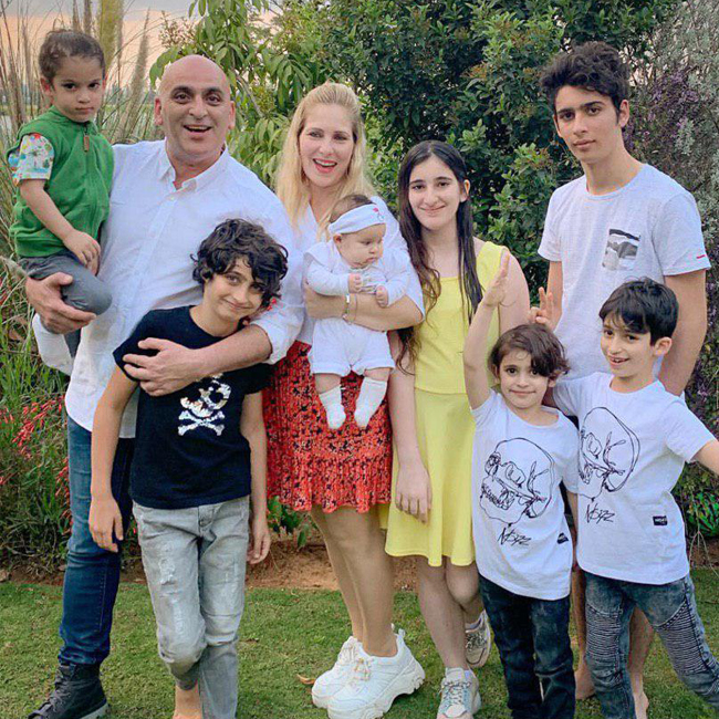 יובל המבולבל ובני משפחתו יובל המבולבל ובני משפחתו