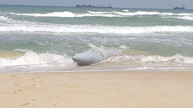 Топливный бак истребителя на пляже в Ашдоде. Фото: пресс-служба мэрии Ашдода