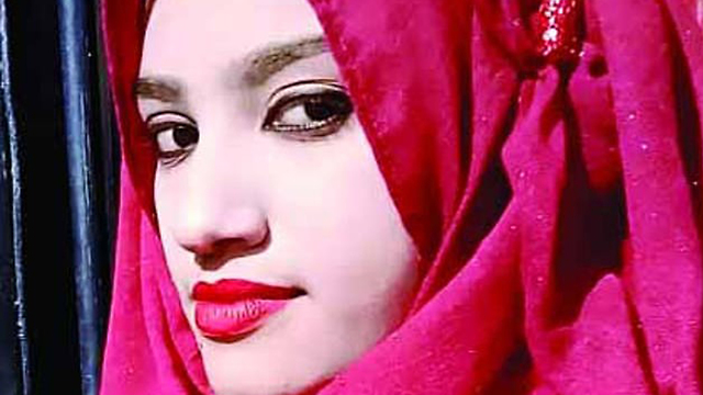 בנגלדש נערה התלוננה על תקיפה של ה מורה ונשרפה למוות ()