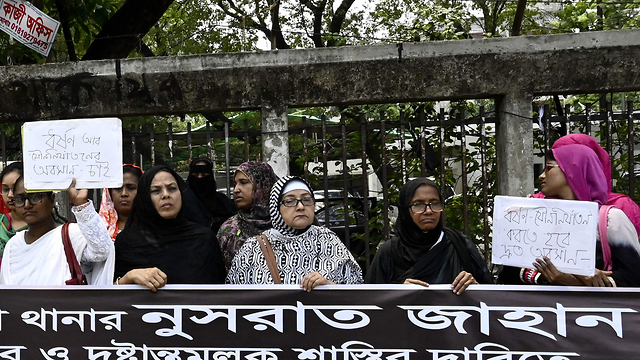 הפגנה ב דאקה בירת בנגלדש על רצח נערה שהתלוננה על תקיפה מינית (צילום: AFP)