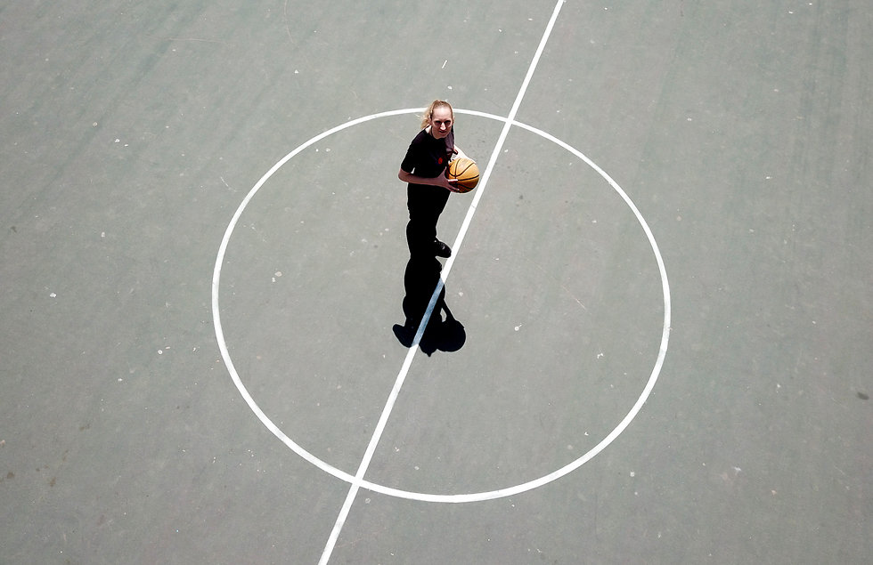 נטלי גליוק שופטת כדורסל (צילום: אורן אהרוני)