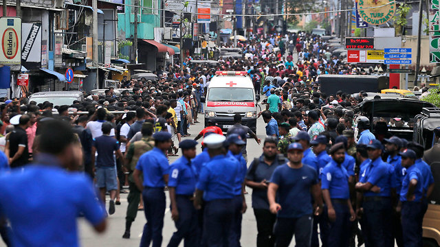 Police clear the street in Colombo after bomb blasts (Photo: AP) (Photo: AP)