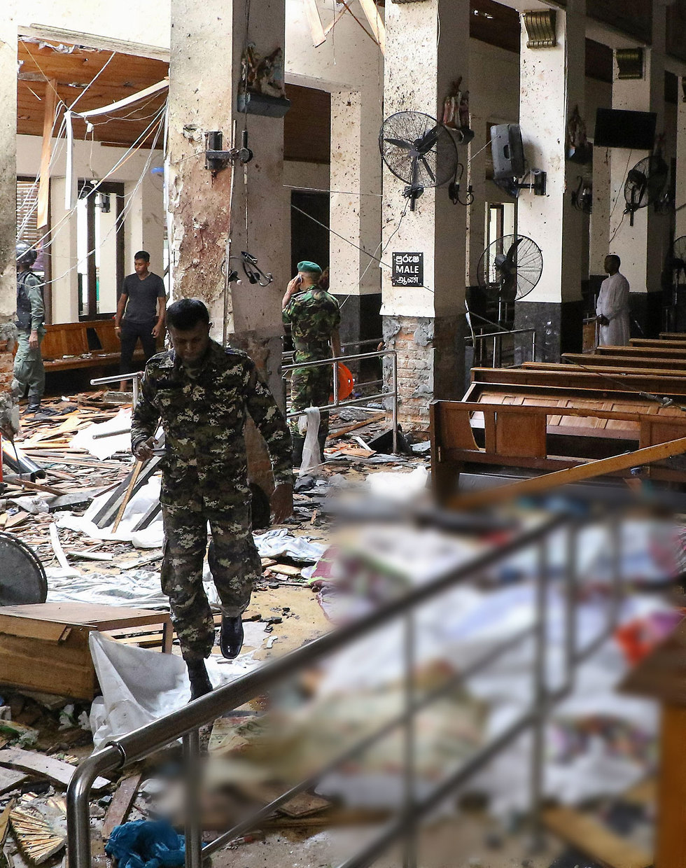 После взрыва в одной из церквей Коломбо. Фото: AFP