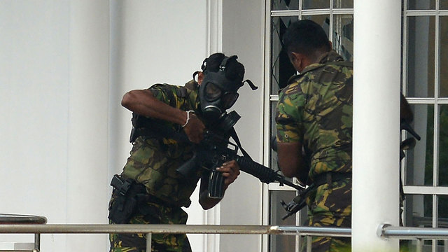 סרי לנקה מתקפת טרור פיגועים פשיטה על בית מצוד חשודים (צילום: AFP)