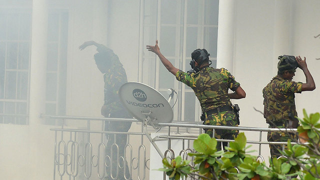 סרי לנקה מתקפת טרור פיגועים  פשיטה על בית מצוד חשודים (צילום: AFP)