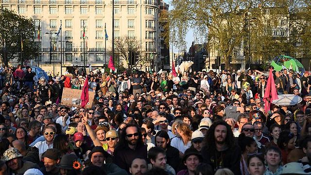 מפגינים בלונדון (צילום: EPA)