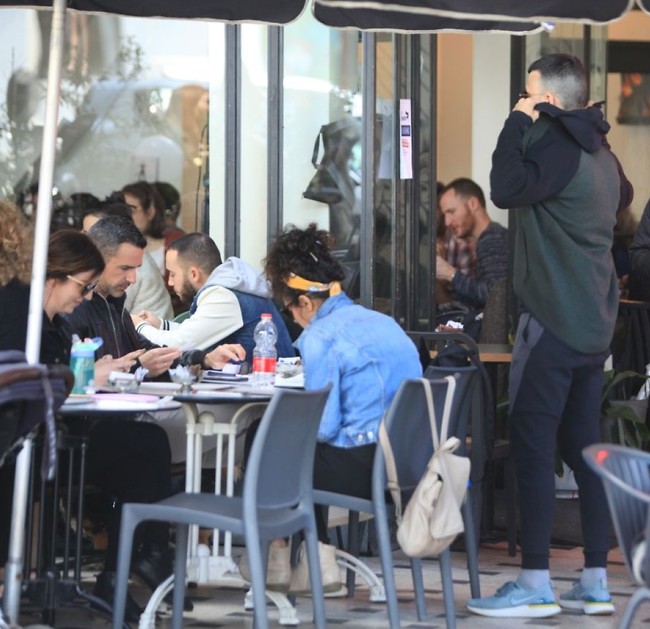מסדר את עצמו לפני שמתיישב מול אלברט (צילום: מוטי לבטון ) מסדר את עצמו לפני שמתיישב מול אלברט (צילום: מוטי לבטון )