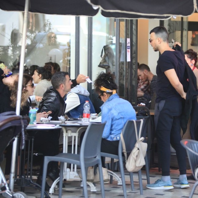 קר שם בחוץ. אסי עזר ואלברט אסקולה (צילום: מוטי לבטון ) קר שם בחוץ. אסי עזר ואלברט אסקולה (צילום: מוטי לבטון )